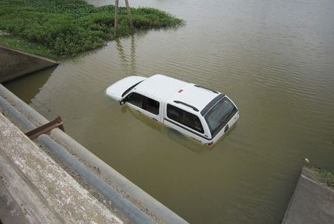 Thoát hiểm khi xe chìm